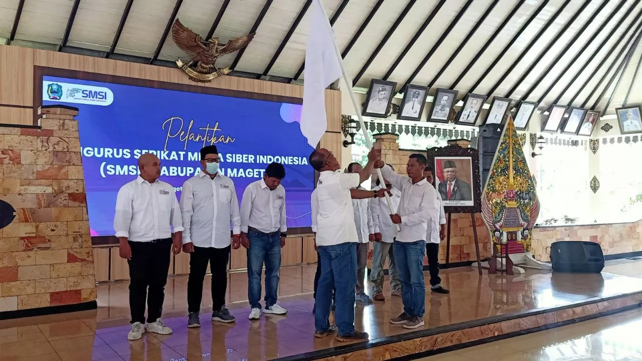 Wakil Ketua SMSI Jatim menyerahkan SK dan pataka kepada Ketua SMSI Magetan