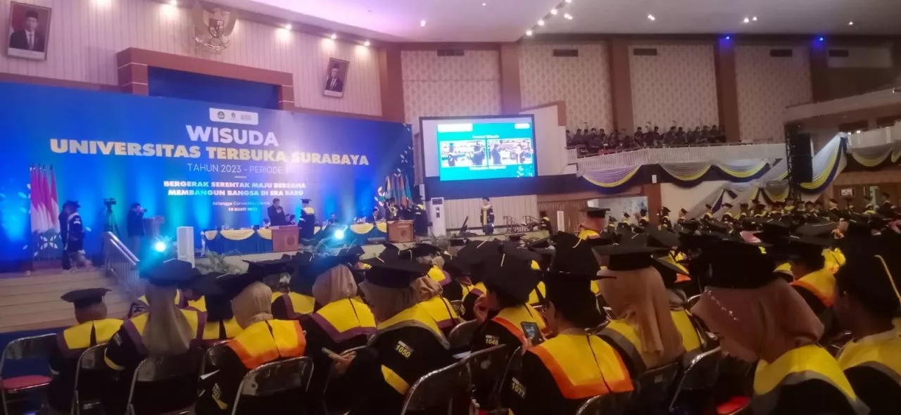 UT Surabaya Lepas 1.835 Wisudawan: Bergerak Serentak Maju Bersama Membangun Bangsa di Era Baru