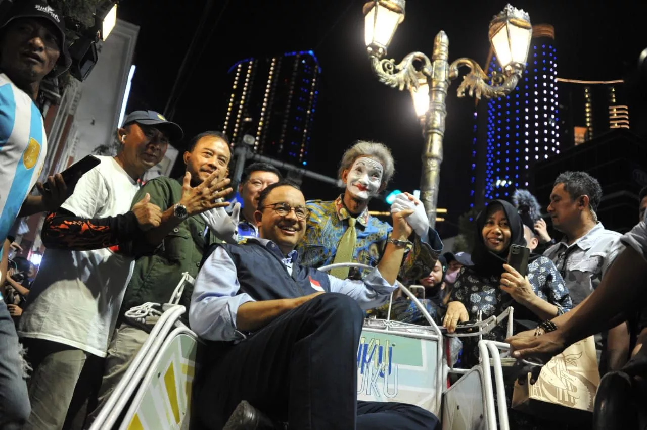 Pulang Kampung! Anies Malam Mingguan di Tunjungan Surabaya