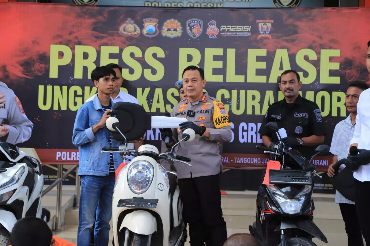 Terima Kasih Pak Polisi, Kapolres Gresik Kembalikan Sepeda Motor yang Hilang