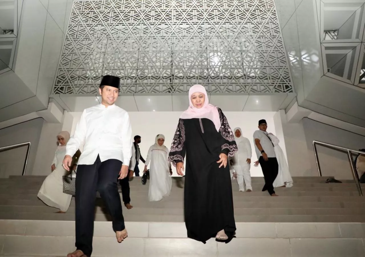 Gubernur Khofifah Ikuti Sholat Tarawih Pertama Ramadhan 1444 H Di Masjid Raya Islamic Center Jatim