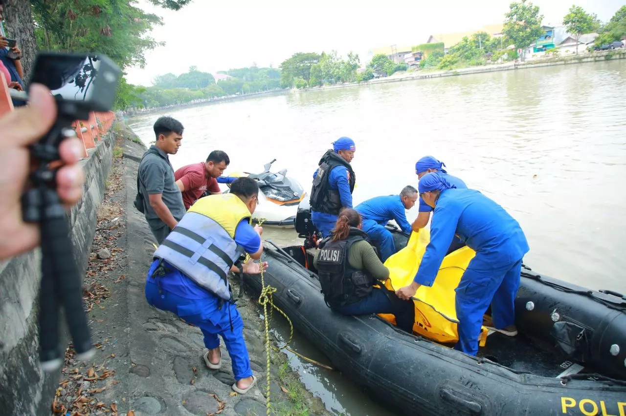 Tim SAR Ditpolairud Polda Jatim Berhasil Evakuasi 9 Motor Perahu Tambangan Yang Tenggelam