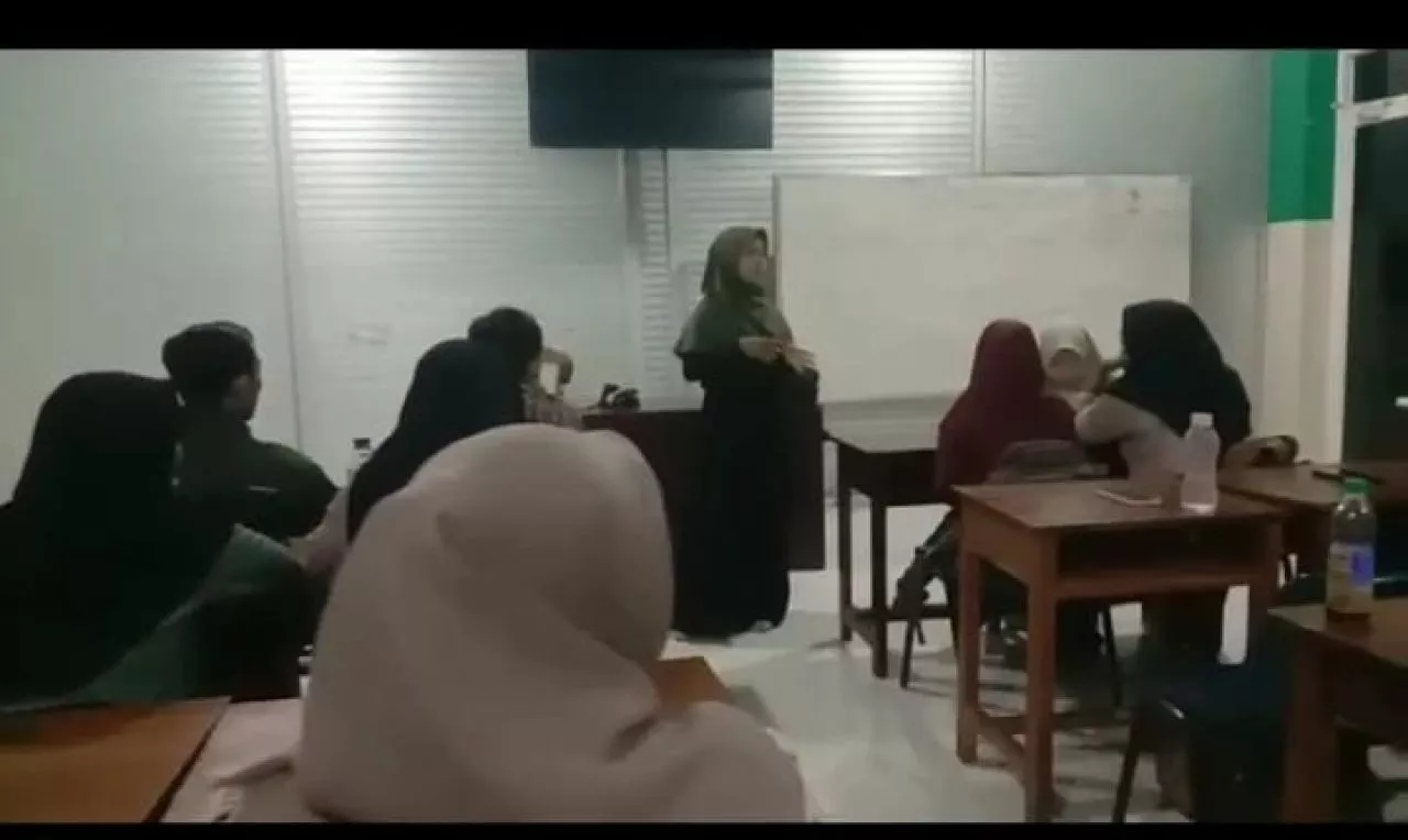 Ada Senyum Bahagia Dibalik Presentasi Mahasiswa Di Kelas Tadi!