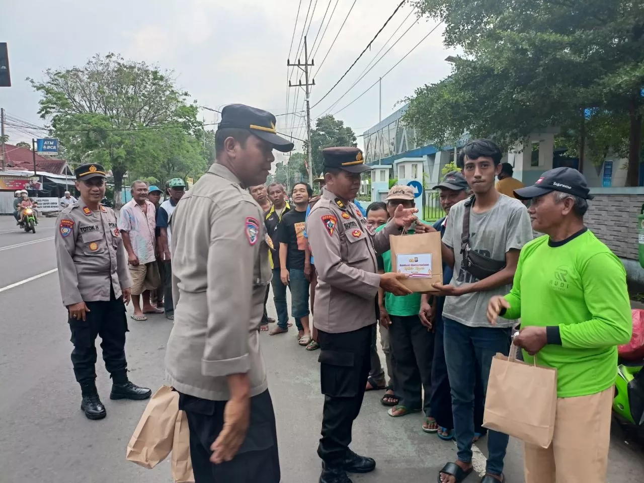 Polres Nganjuk Bagikan 100 Paket Bantuan Sosial untuk Warga Kurang Mampu
