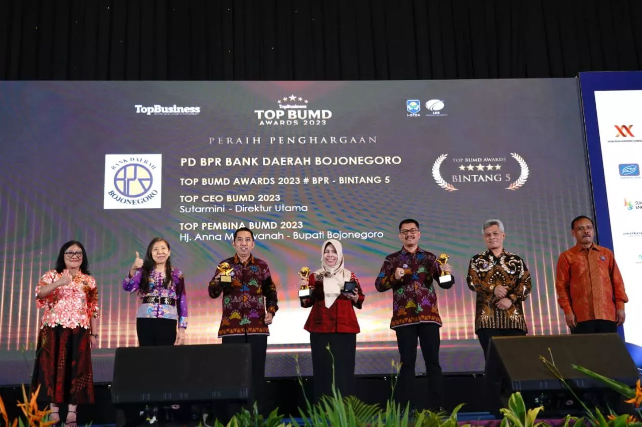 Bupati Raih Penghargaan TOP Pembina BUMD, BPR Bank Daerah Bojonegoro Raih Predikat Bintang Lima
