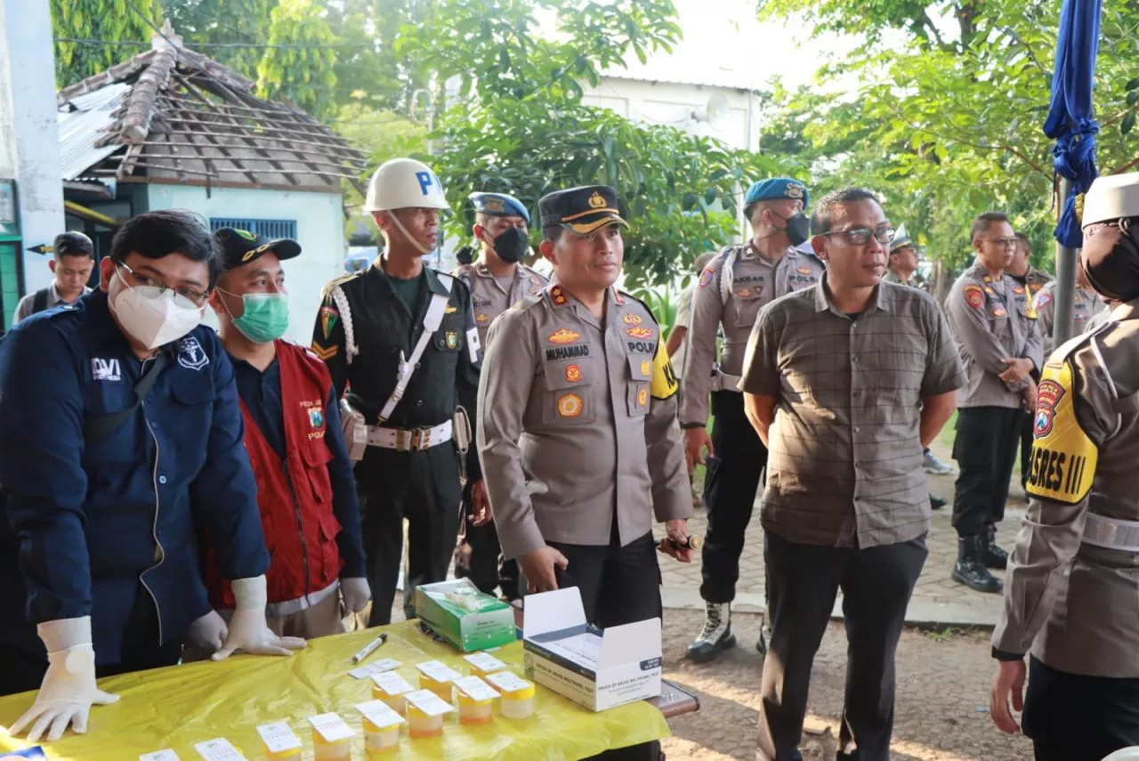 Test Urine Untuk Sopir Dan Kondektur Bus AKAP di Terminal Bus Anjuk Ladang menjelang Puncak  Mudik