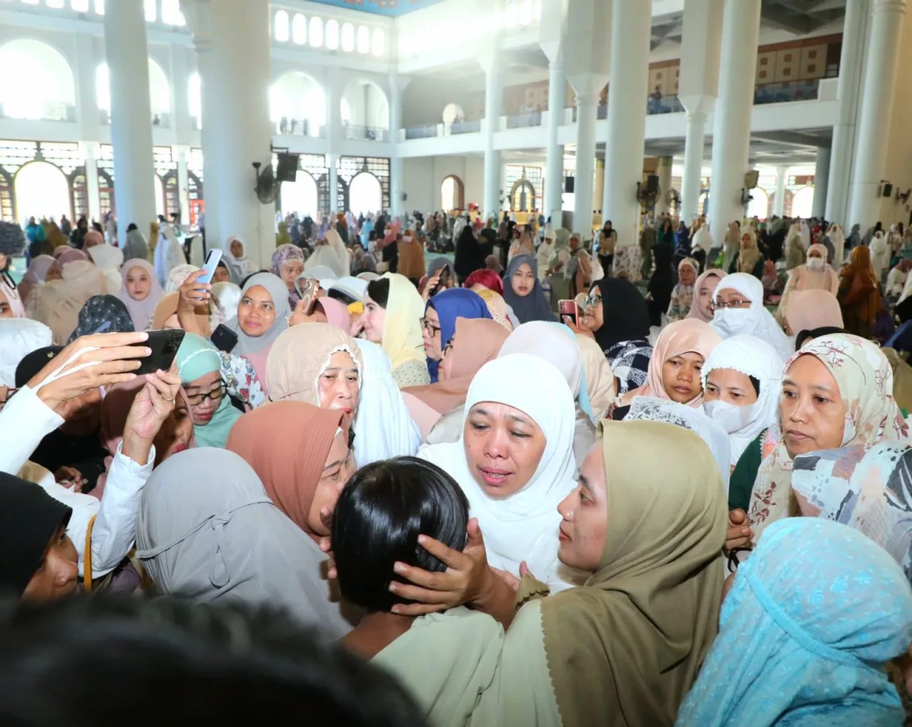 Gubernur Khofifah Jalan Kaki Tembus Kemacetan Sebelum Pelaksanaan Salat Idul Fitri