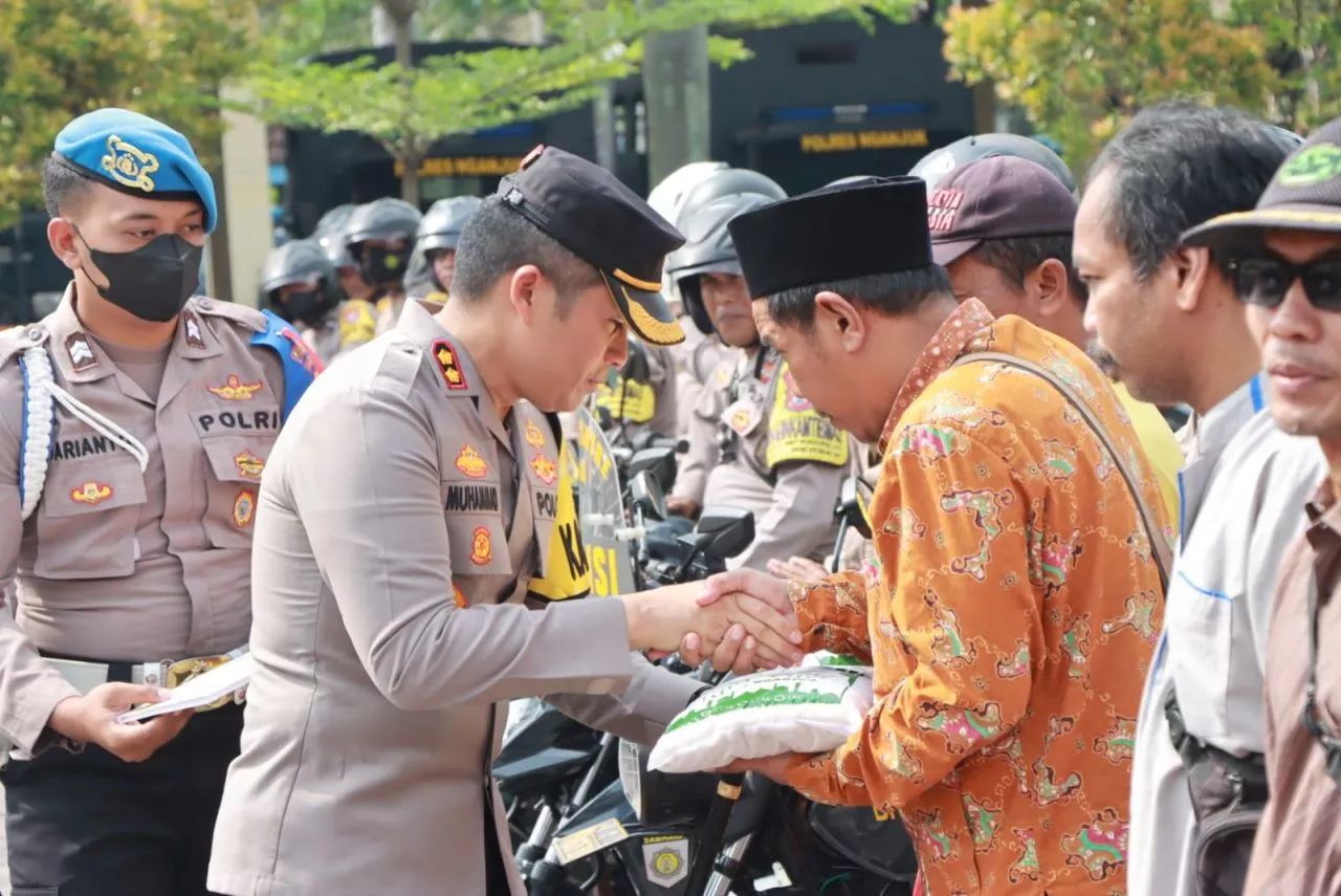 Polres Nganjuk Bagikan Beras Zakat Kepada Warga Kurang Mampu dan Penyandang Disabilitas