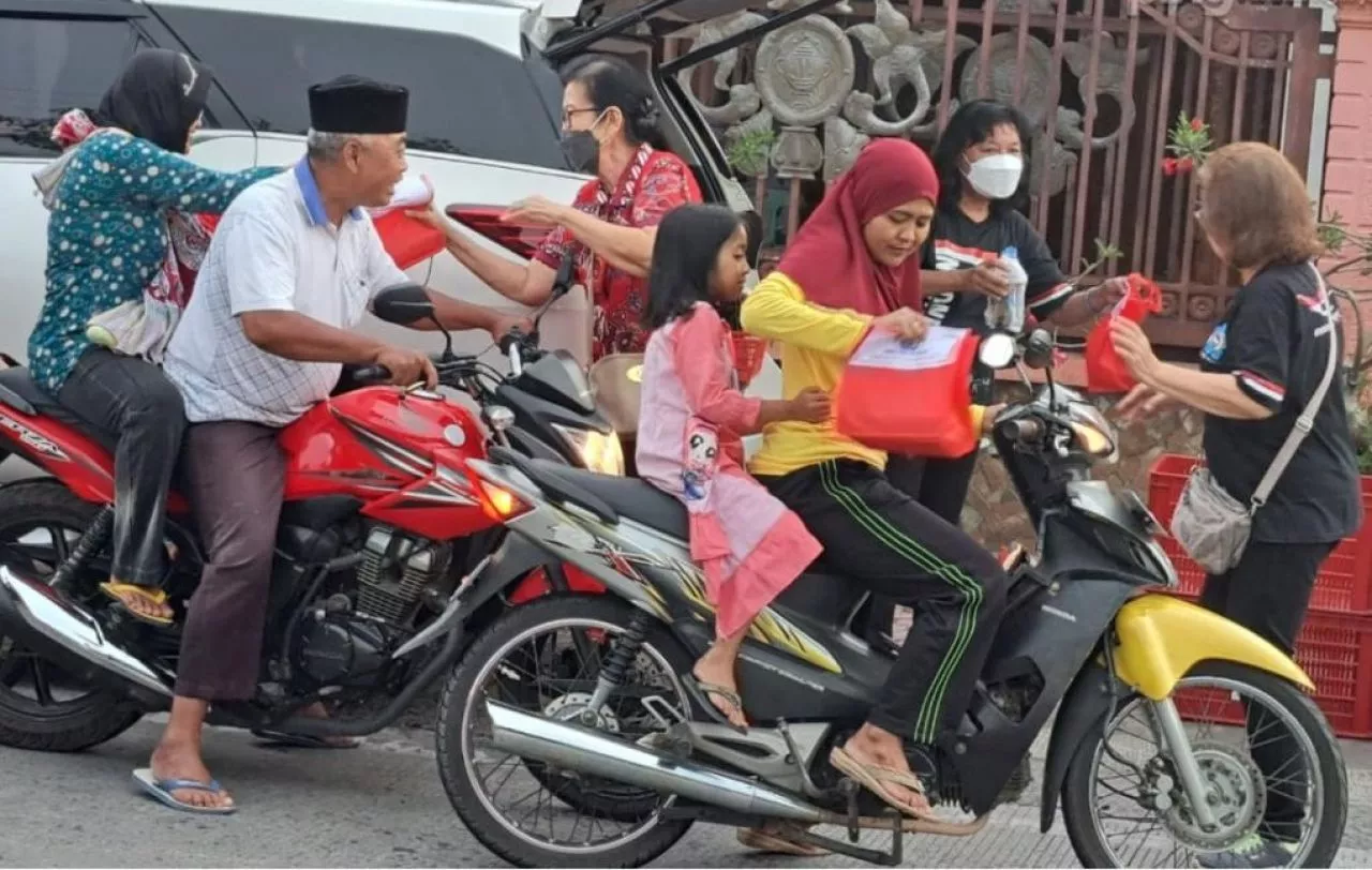 Paguyuban Sosial Marga Tionghoa Indonesia Nganjuk Bagikan Takjil Untuk Masyarakat