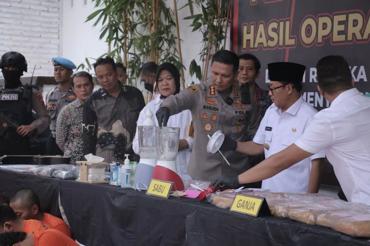 Polresta Malang Kota Musnahkan Ribuan Botol Miras Hasil Ungkap Kasus Ops Pekat Semeru 2023