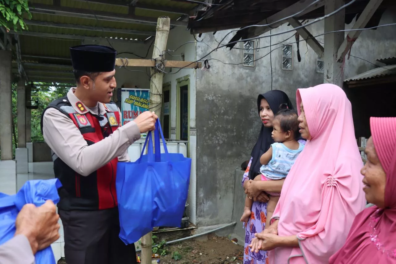 Polres Pamekasan Salurkan Bantuan Sembako Kepada Warga Terdampak Banjir