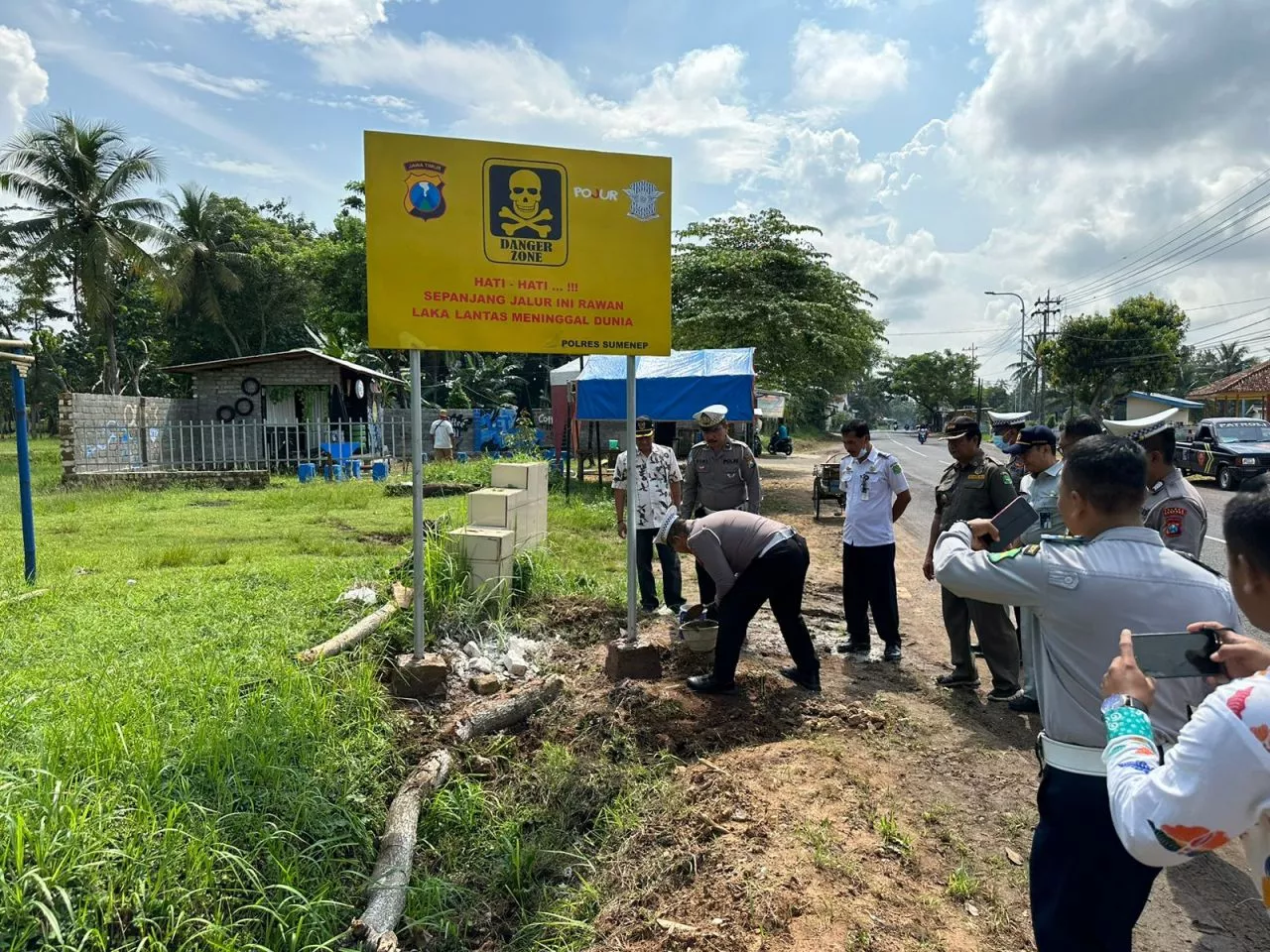 Jelang Mudik Lebaran, Polres Sumenep Pasang Papan Himbauan di Beberapa Titik Rawan Laka