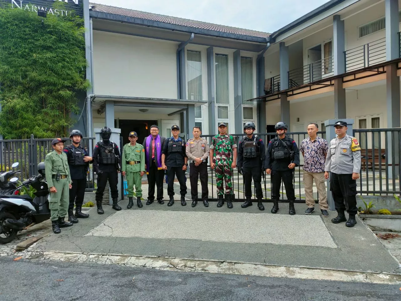 Polisi Bersama TNI Lakukan Pengamanan Jumat Agung Sejumlah Gereja di Kota Malang