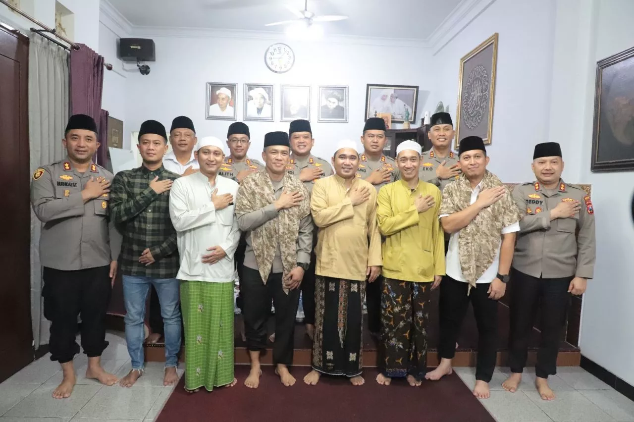Awali Tugas, Wakapolda Jatim Silaturahmi ke Sejumlah Ponpes di Kediri