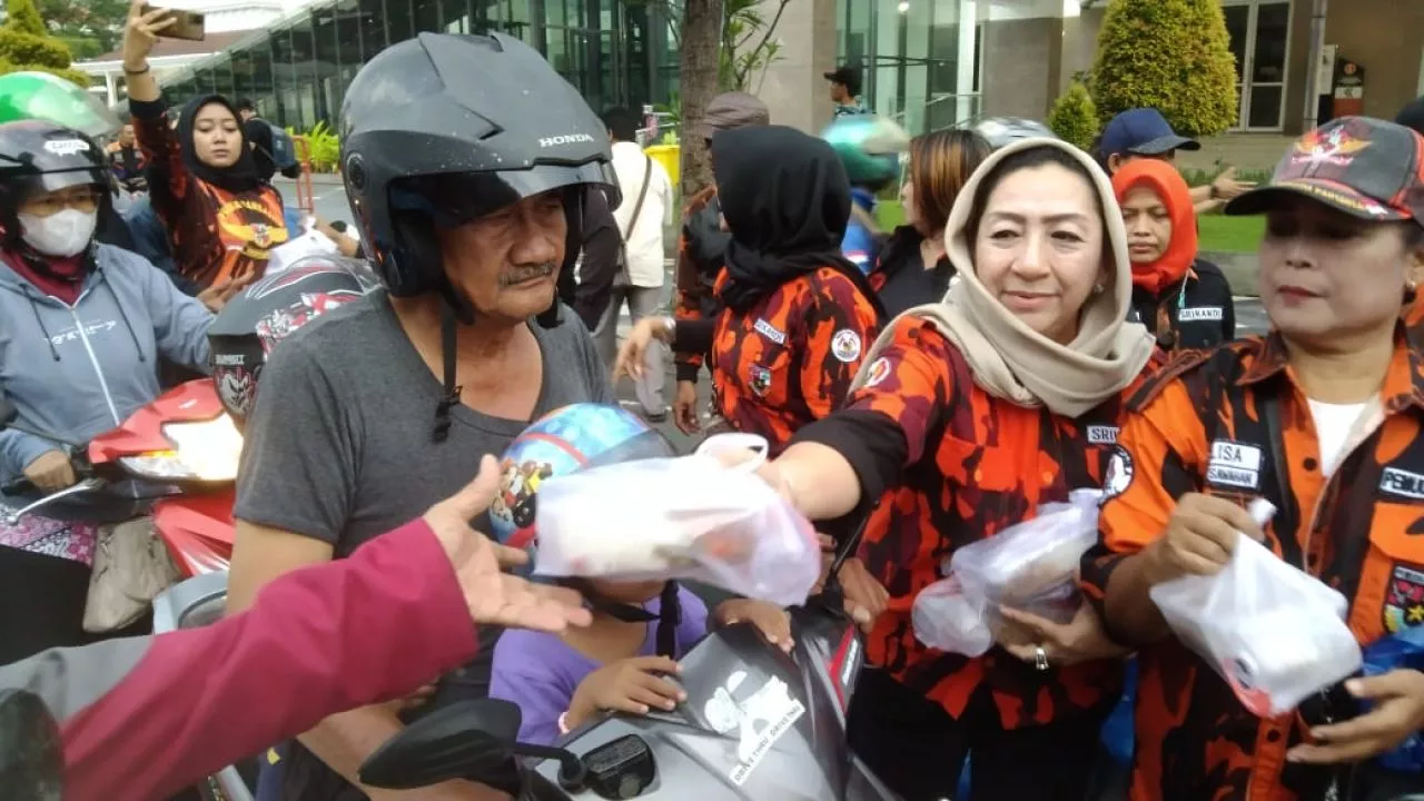 Srikandi Pemuda Pancasila Kota Surabaya Bagikan Ratusan Takjil ke Pengendara Motor