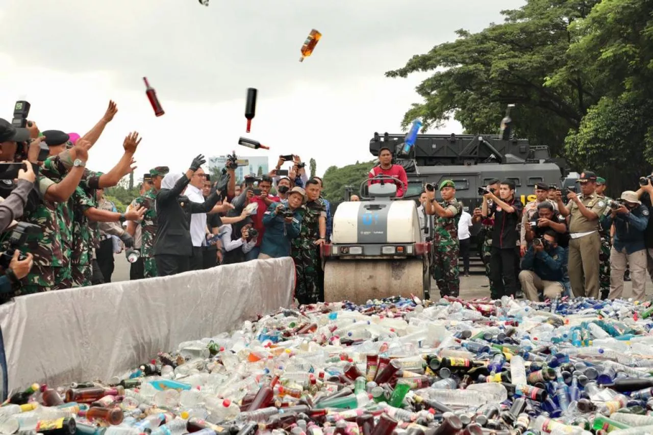 22.280 Botol Barang Bukti Miras Dimusnahkan Selama Ramadhan