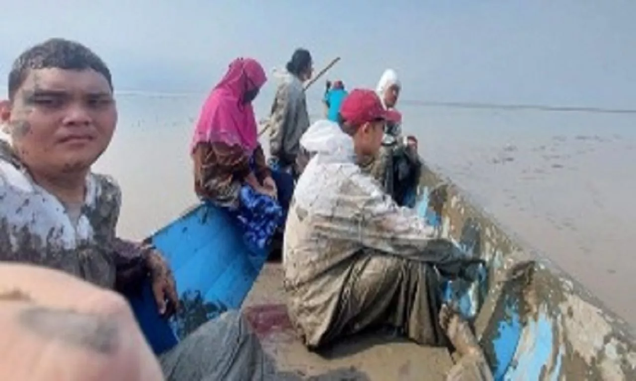 Otopsi Bangkai Ikan Paus Balin Perahu Dosen Dan Mahasiswa FKH Unair Kandas