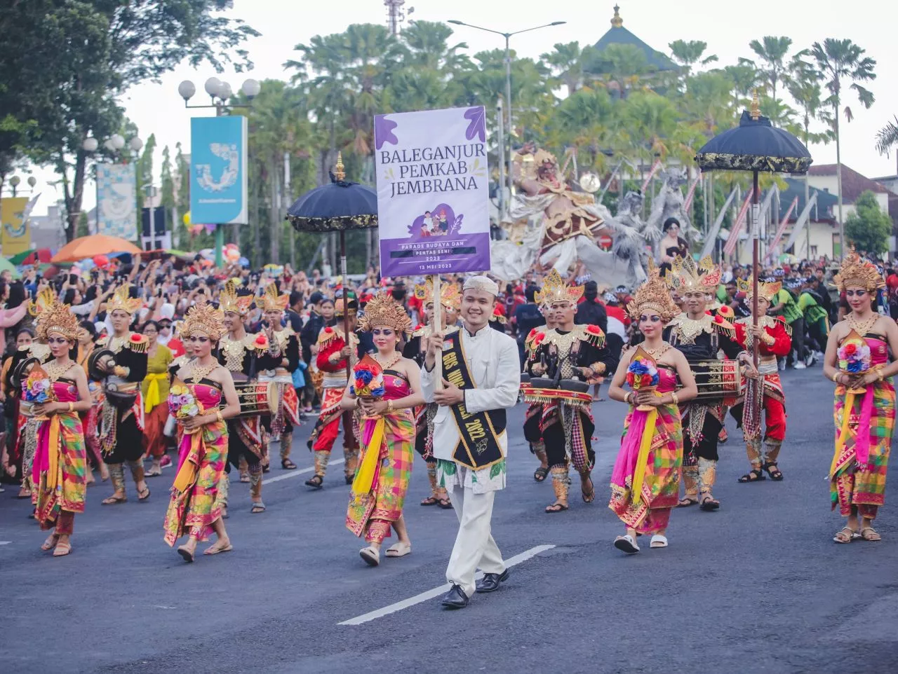 Kolaborasi Parade Budaya Jember-Jembrana Pukau Ribuan Warga