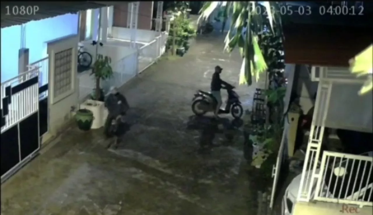 Motor Warga Driyorejo Gresik Digondol Maling, Pelaku Tertangkap CCTV