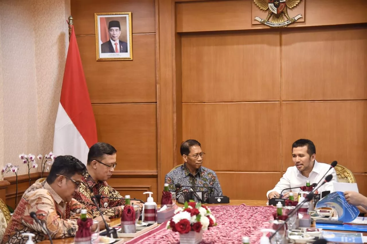 Wagub Emil Harapkan Peningkatan Kapasitas dan Perluasan Pelayanan KA di Jatim Segera Terealisasi