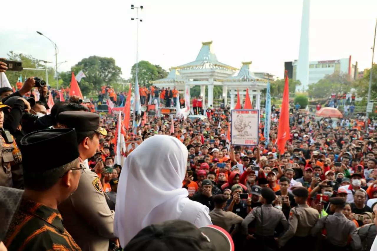 Temui Buruh, Gubernur Khofifah Tekankan Pentingnya Harmonisasi Hubungan Industrial