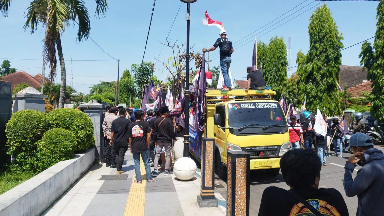 Massa Aksi Buruh Jember menggelar orasi di depan Kantor PDP Kahyangan