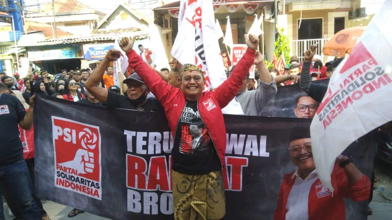Tjujuk Supariono Daftar Bacaleg ke KPU, Diarak Pendukung dan Simpatisan