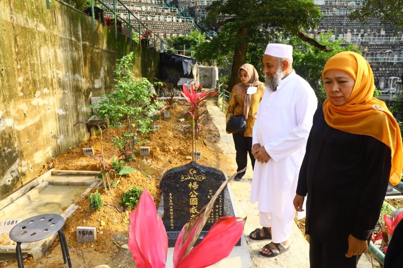 Khofifah Bangunkan Nisan Untuk Pekerja Migran Indonesia Yang Meninggal Karena Covid-19 Di Hongkong