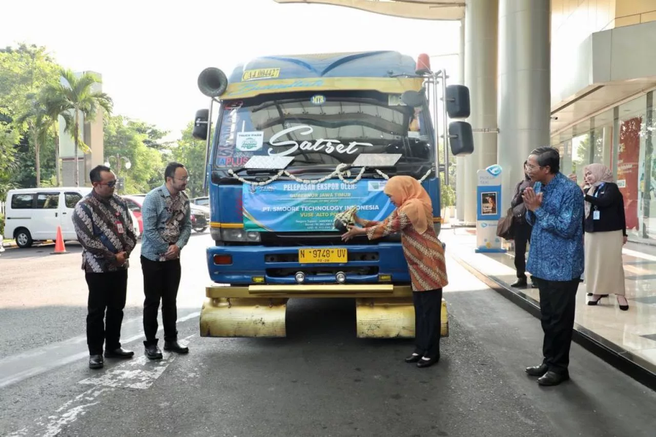 Lepas Ekspor Senilai USD 18,8 Juta, Gubernur Khofifah Semangati Eksportir Perluas Pasar Luar Negeri