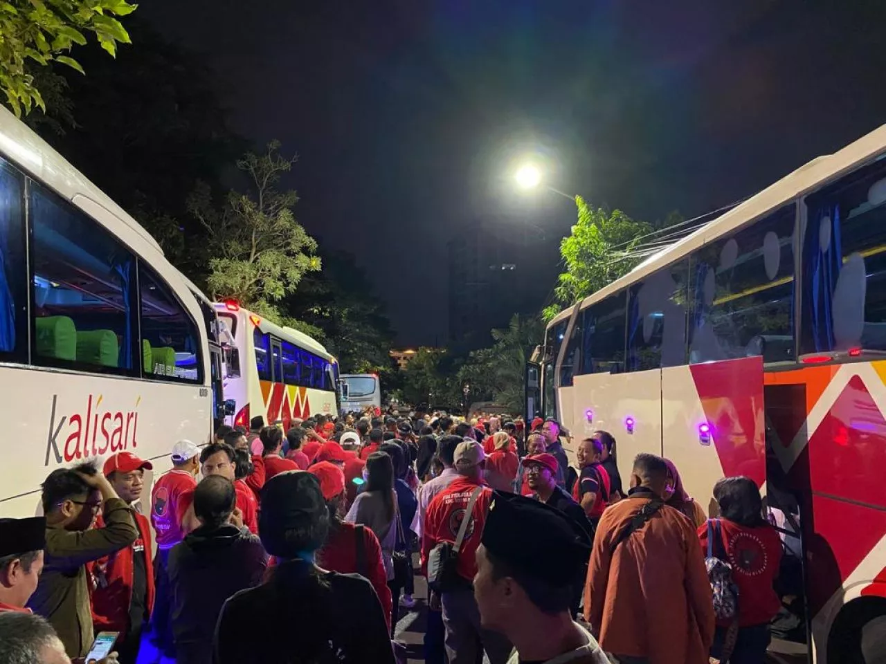 Kader PDIP Surabaya Merahkan GBK, Gelorakan Pemenangan Ganjar Pranowo