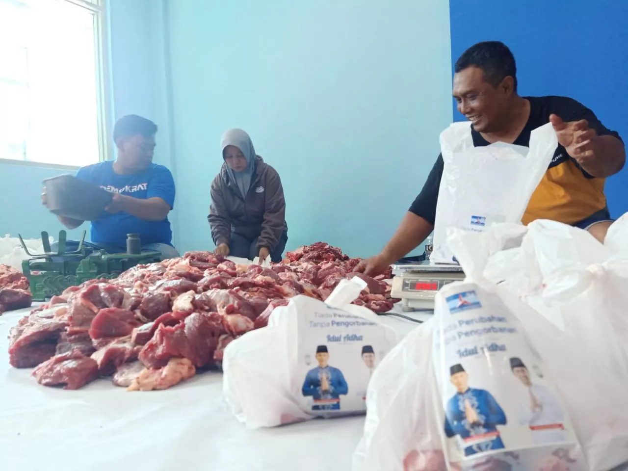 Idul Adha 1444 H, Demokrat Jatim Sembelih 5 Ekor Sapi, Sebar 1000 Paket Daging Kurban
