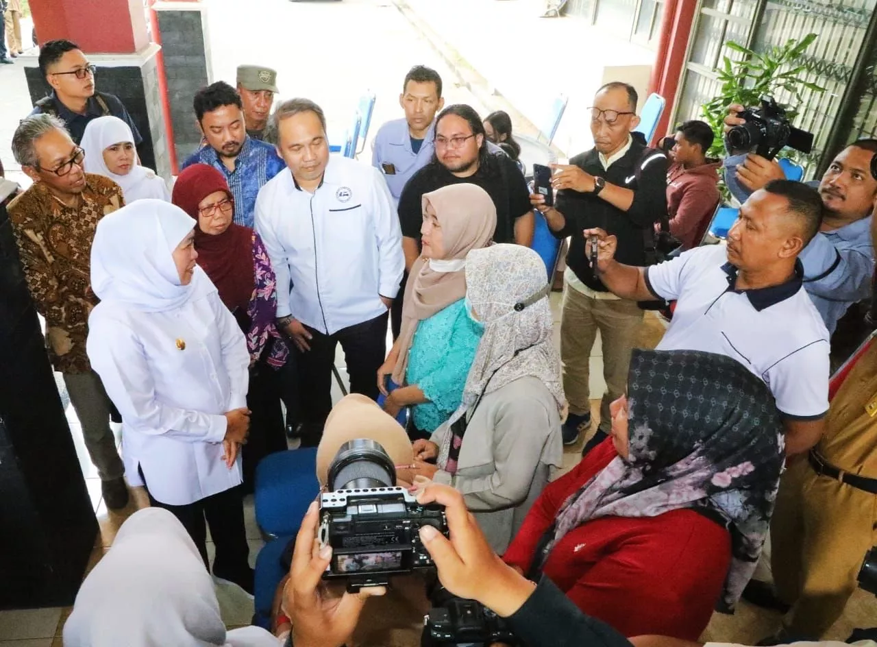Gubernur Khofifah Pastikan Aduan Masyarakat Terkait Pelayanan PPDB SMA dan SMK Negeri  Terselesaikan