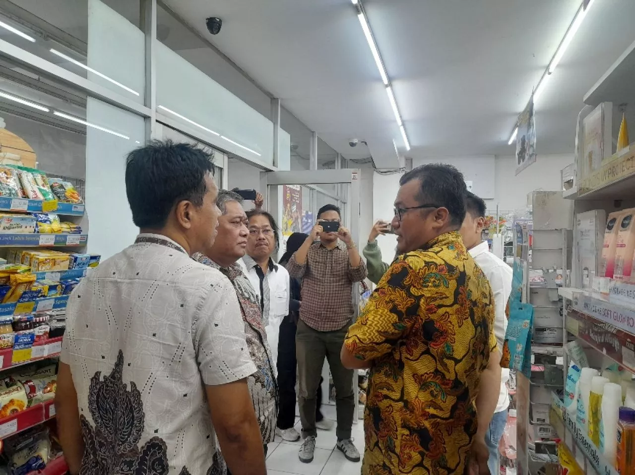 Pastikan Perda Trantibum, DPRD Surabaya Sidak Alfamart dan Indomart Embong Malang