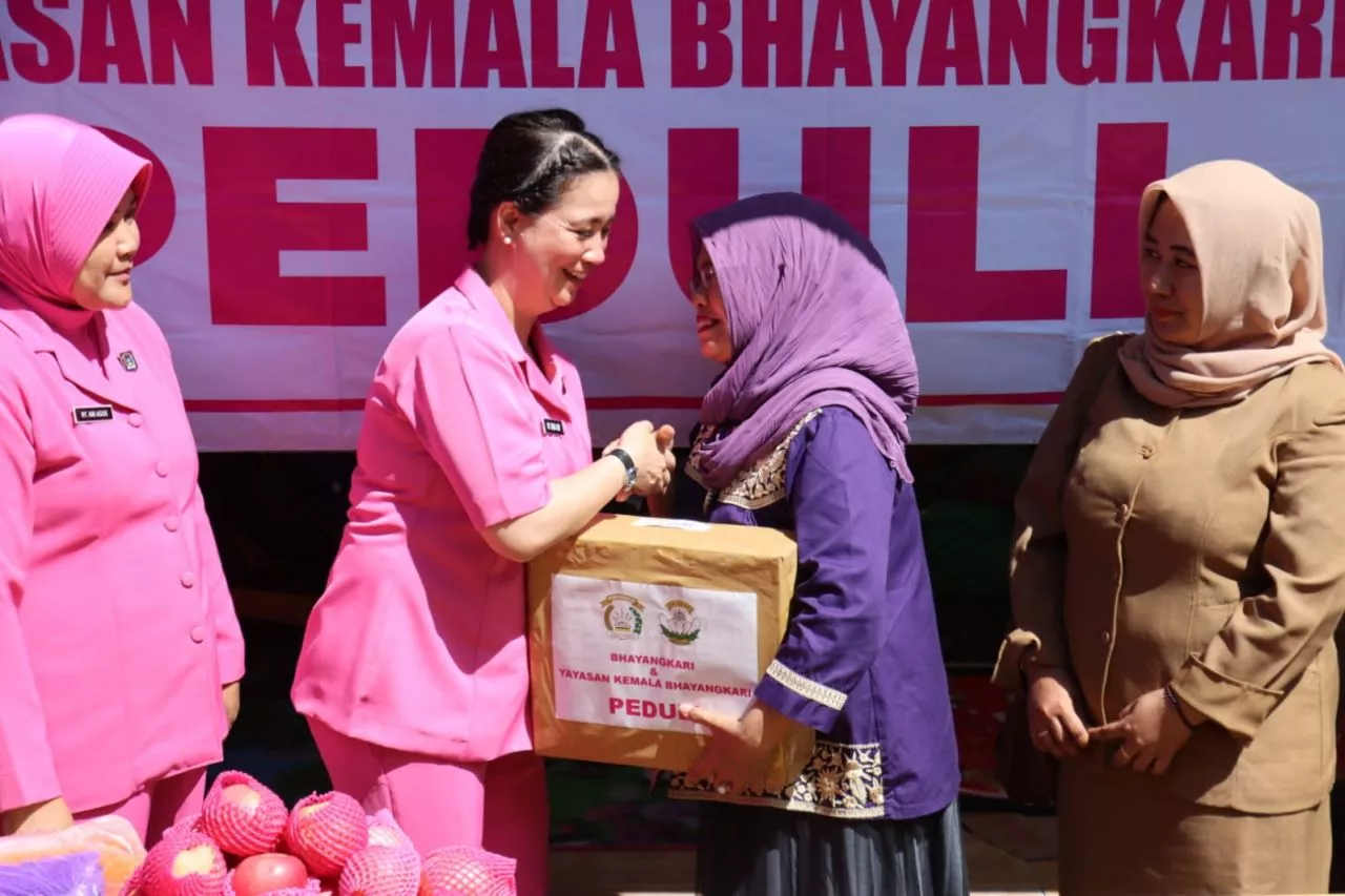 Polres Lumajang dan Bhayangkari Salurkan Bantuan Untuk Korban Banjir Semeru