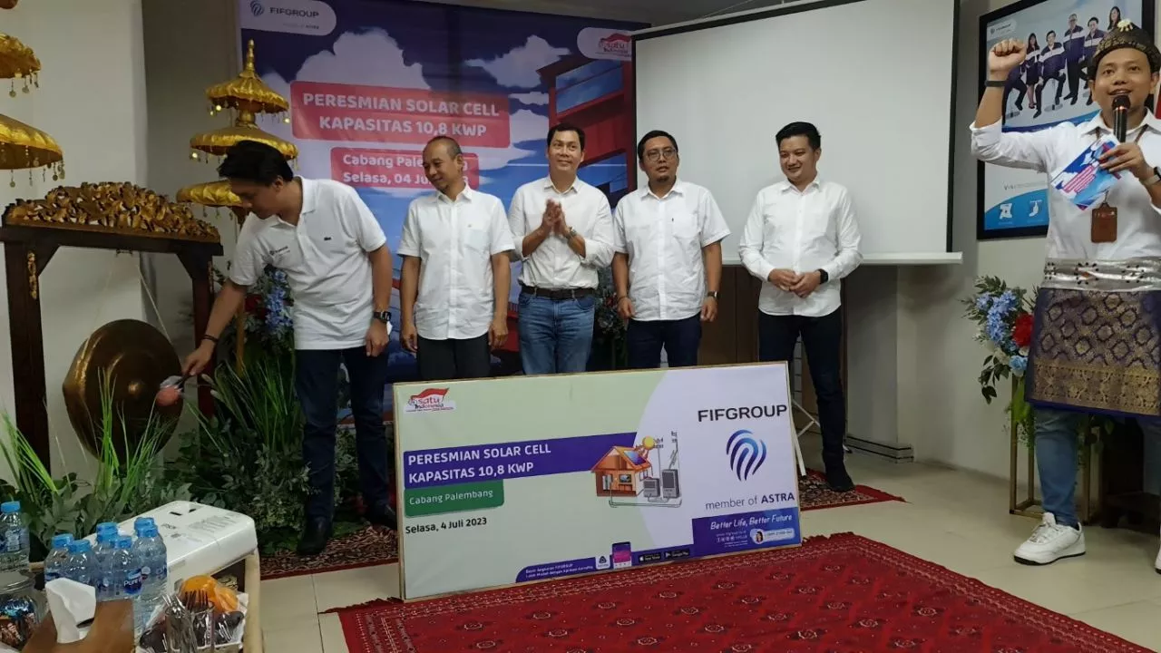 FIFGROUP Lanjutkan Pasang Solar Panel ke-14 di Palembang