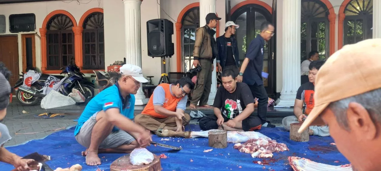 Bagikan Ratusan Paket Kurban, Mas Rizki : Full Senyum, Bahagiakan Arek Suroboyo