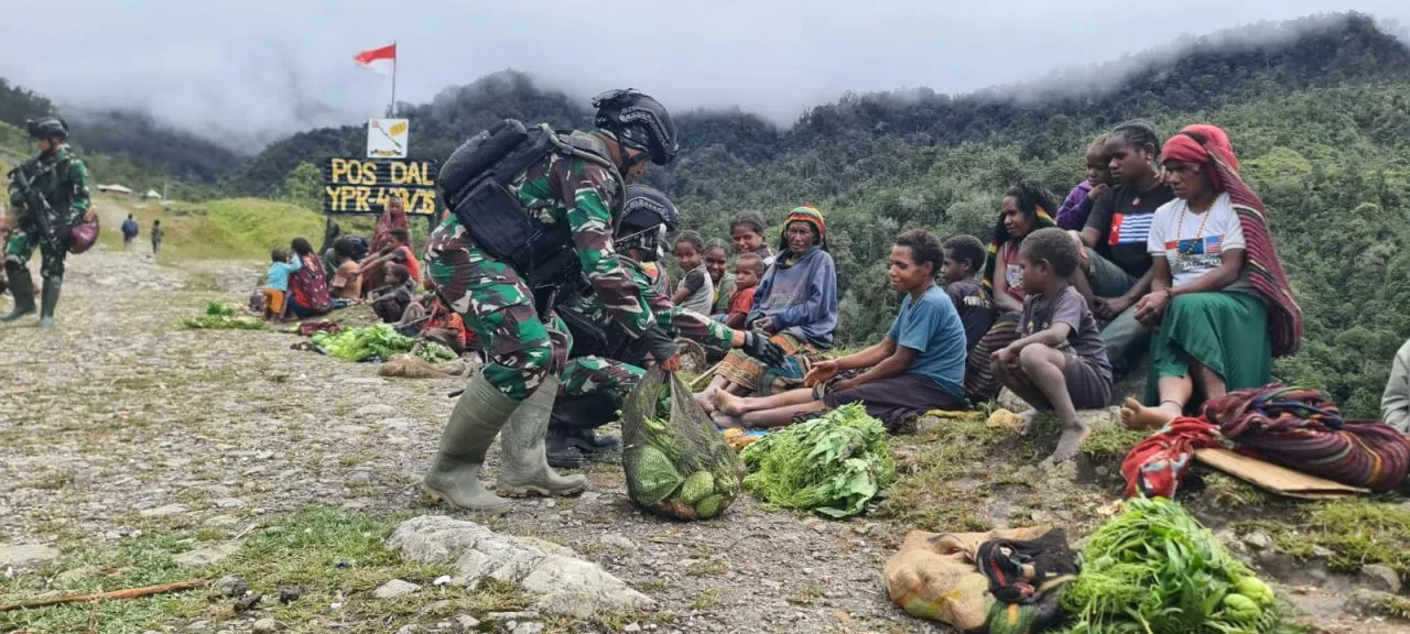 Prajurit Satgas Yonif PR 433/Julu Siri Bantu Tingkatkan Perekonomian Masyarakat di Distrik Dal