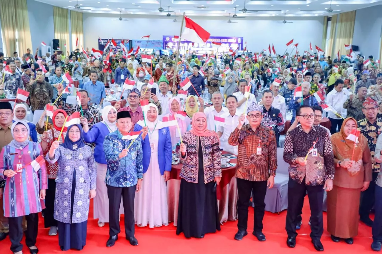 Kibarkan Bendera Merah Putih, Gubernur Khofifah Ajak Masyarakat Bengkulu Nyanyikan Lagu Bendera