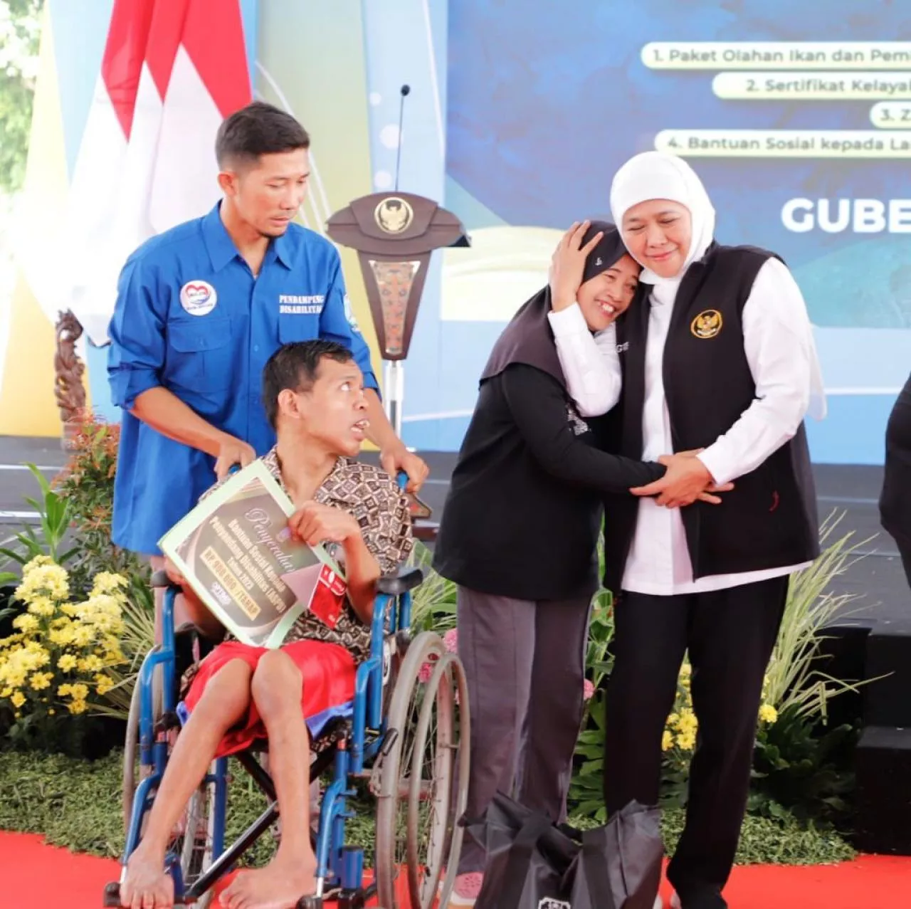 Gubernur Khofifah Serahkan Serahkan Bansos Dan Sertifikat Kelayakan Pengolahan Di Kediri