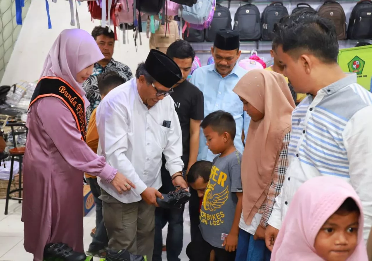 Pj Bupati Pidie Bagikan 100 Paket Perlengkapan Sekolah Untuk Anak Yatim Piatu