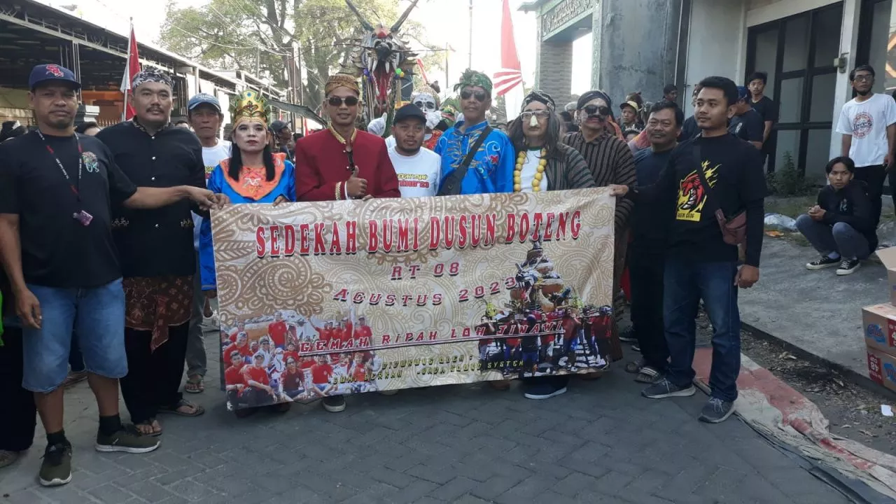 Ratusan Warga Dusun Boteng Gresik Meriahkan Sedekah Bumi dan Karnaval 2023