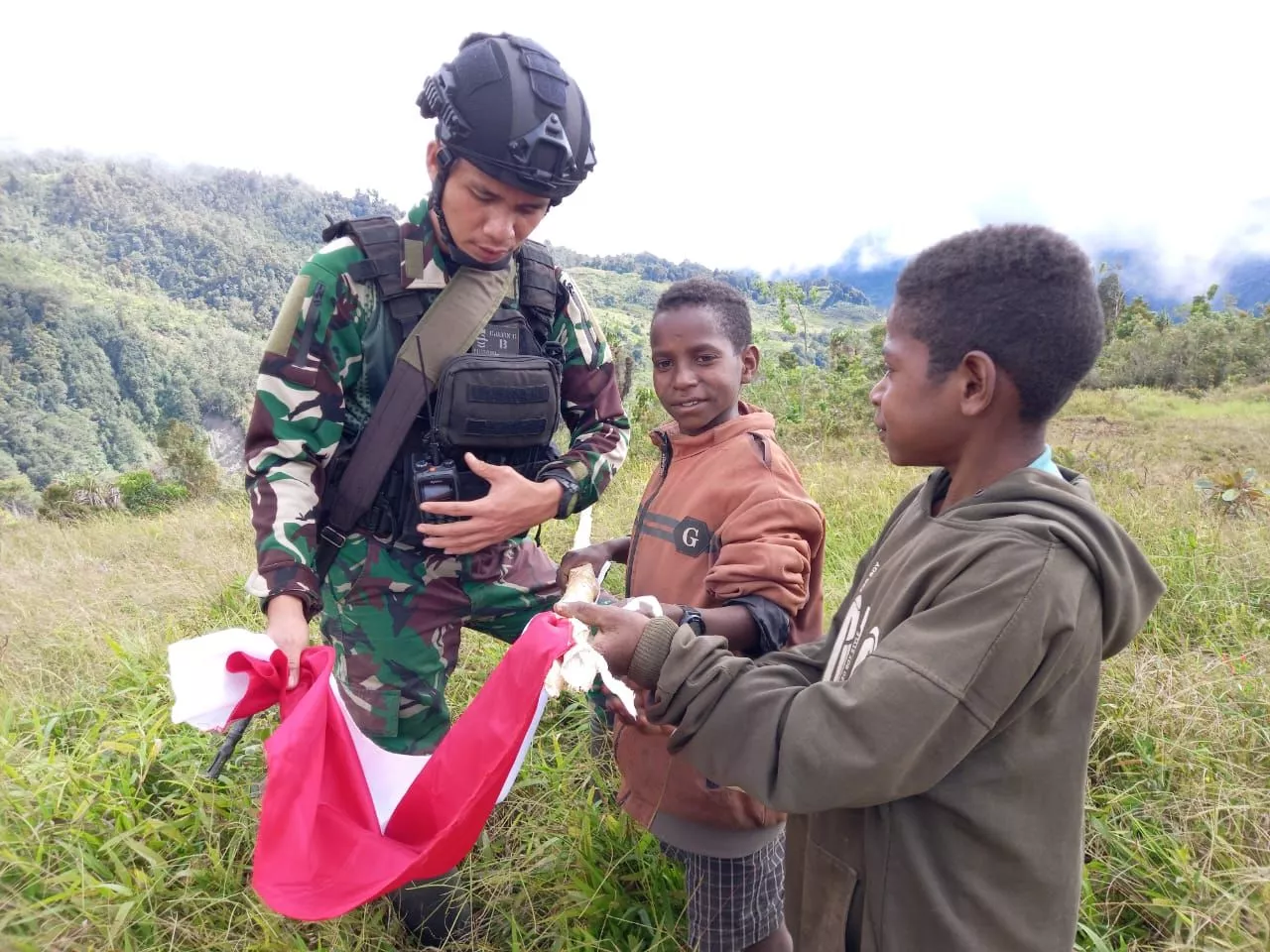 Satgas Yonif PR 433/JS Ajak Anak Papua Distrik Yigi Pasang Bendera Merah Putih