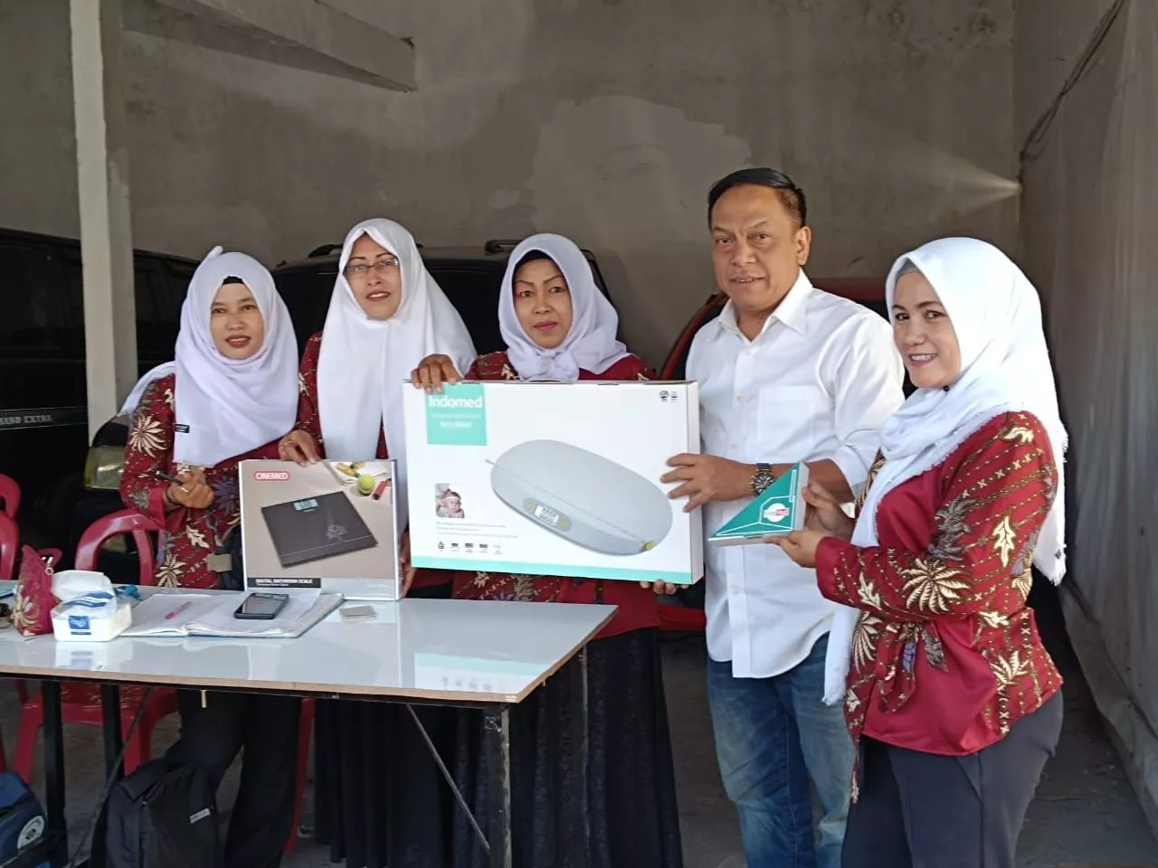 Anas Karno Sumbang Posyandu Cahaya Sehat Timbangan Digital