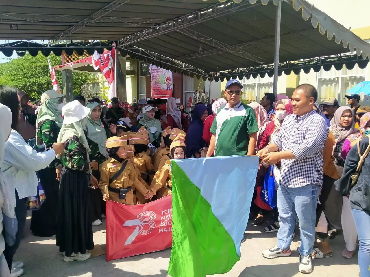 128 Regu Siswa TK Menganti Gresik Ikuti Karnaval Kemerdekaan RI