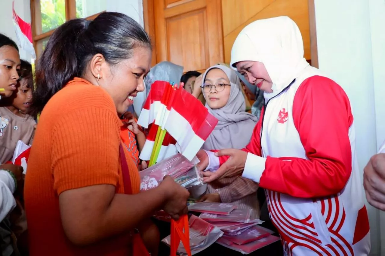 Meriahkan HUT ke-78 RI, Gubernur Khofifah Bagikan 3 Ribu Bendera Dan Sembako Untuk Masyarakat