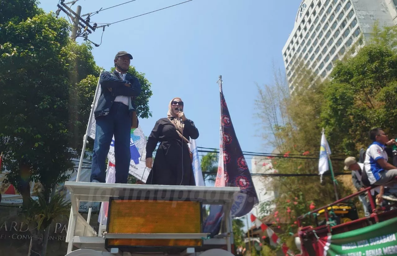 Ratusan Massa Aksi Geruduk DPRD Surabaya, Tuntut Surat Ijo Jangan Dipermainkan