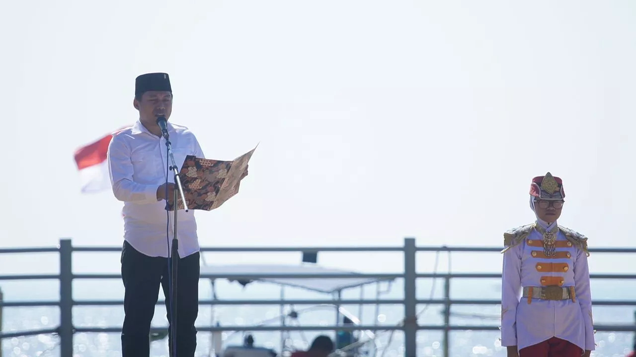 BKN Surabaya Gelar Upacara Kemerdekaan RI di Pesisir Pantai Kenjeran, Libatkan 78 Perahu Nelayan