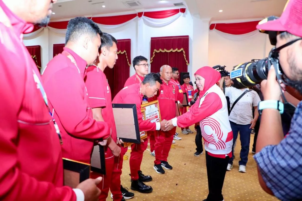 Penghargaan Jer Basuki Mawa Beya dan Tali Asih Untuk Atlet ASEAN Para Games Kamboja Asal Jatim