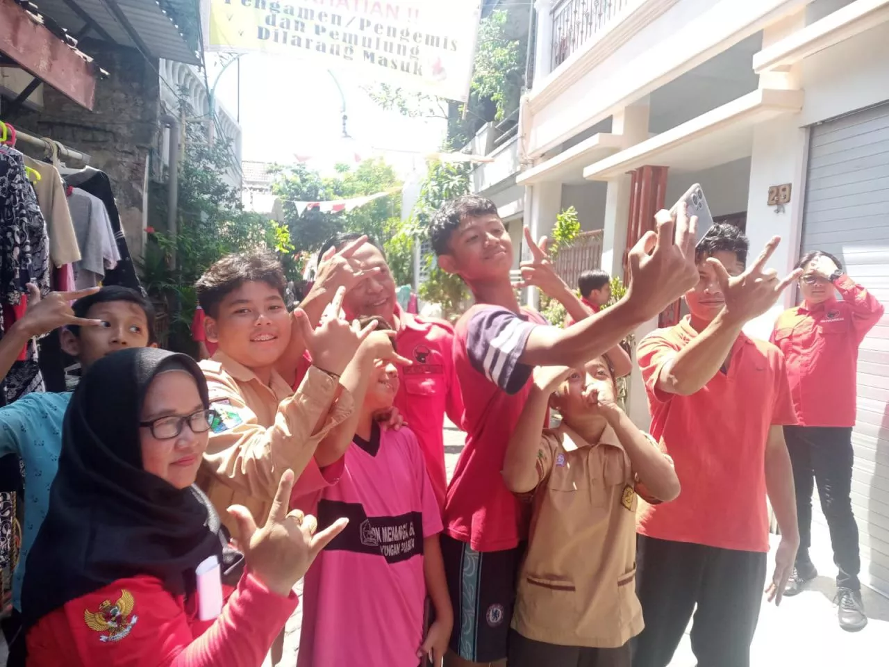 Di Klampis Semalang, Anas Karno Disambut Salam Metal, PDIP Menang Total...