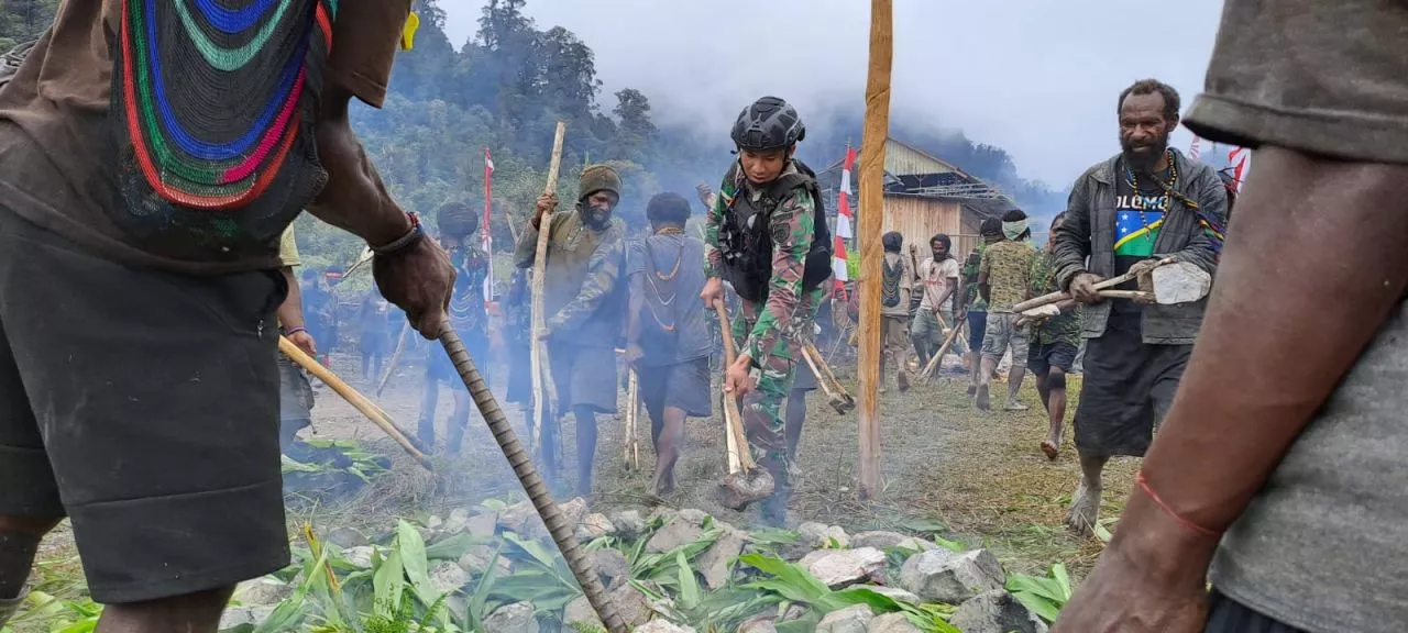 Bersama Warga, Satgas Yonif PR 433, Merayakan HUT RI dengan Adat Khas Papua Pegunungan